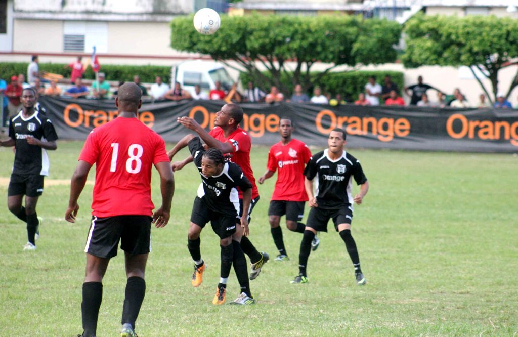 Jugadores de Moca y Bauger se disputan el balón